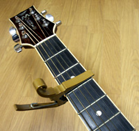 カポをギターに装着した写真